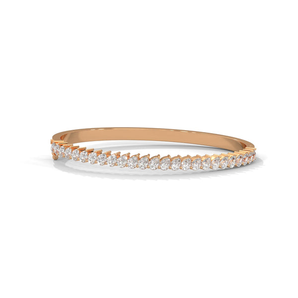 This elegant tennis bracelet features 35 oval-shaped diamonds, totaling 7.00 carats. With a 7-inch length, it offers a refined and timeless look, perfect for any occasion.