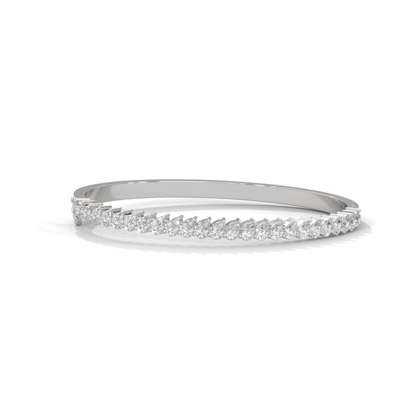 This elegant tennis bracelet features 35 oval-shaped diamonds, totaling 7.00 carats. With a 7-inch length, it offers a refined and timeless look, perfect for any occasion.