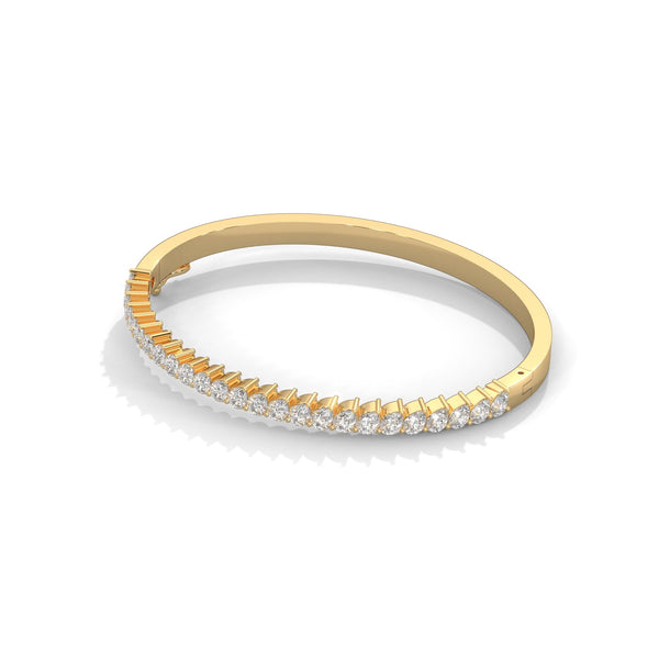 This elegant tennis bracelet features 35 oval-shaped diamonds, totaling 7.00 carats. With a 7-inch length, it offers a refined and timeless look, perfect for any occasion.