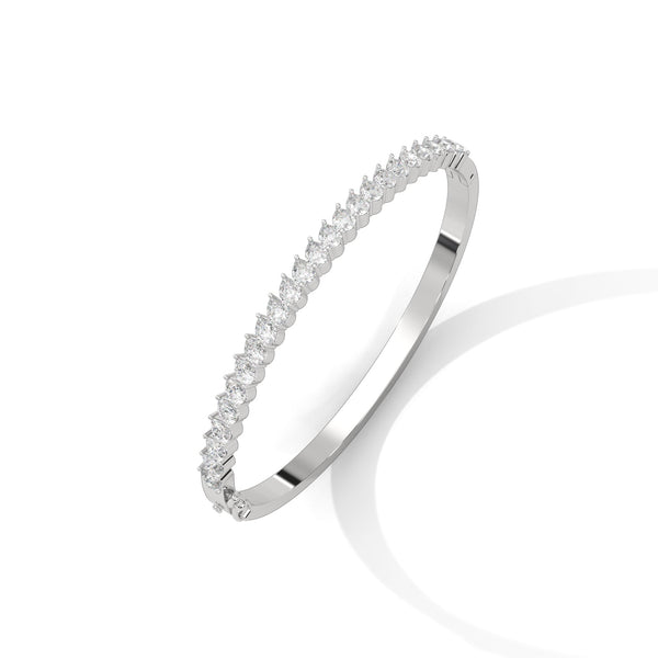 This elegant tennis bracelet features 35 oval-shaped diamonds, totaling 7.00 carats. With a 7-inch length, it offers a refined and timeless look, perfect for any occasion.