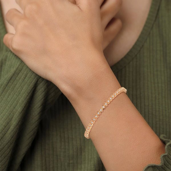 A luxurious fashion bracelet featuring 56 marquise-shaped diamonds, totaling 17.80 carats. With a 7-inch length, it combines striking brilliance with an elegant design, perfect for making a statement.