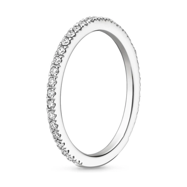 A 7-inch fashion bracelet featuring 28 marquise-shaped diamonds totaling 15.40 carats—designed to captivate with elegance and dramatic brilliance.