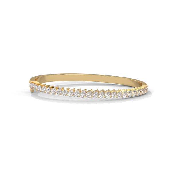 This elegant tennis bracelet features 35 oval-shaped diamonds, totaling 7.00 carats. With a 7-inch length, it offers a refined and timeless look, perfect for any occasion.