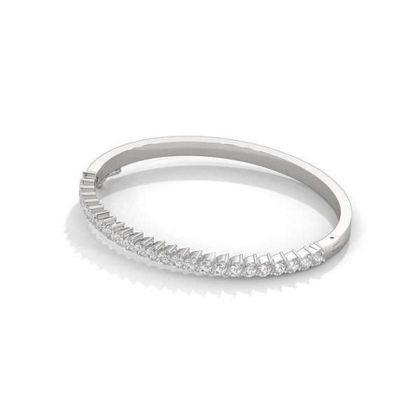 This elegant tennis bracelet features 35 oval-shaped diamonds, totaling 7.00 carats. With a 7-inch length, it offers a refined and timeless look, perfect for any occasion.