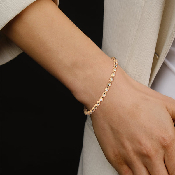 This luxurious tennis bracelet features 40 emerald-shaped diamonds, totaling 14.55 carats. With a 7-inch length, it offers an elegant, timeless design that adds exceptional brilliance to any occasion.