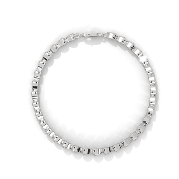 This luxurious tennis bracelet features 40 emerald-shaped diamonds, totaling 14.55 carats. With a 7-inch length, it offers an elegant, timeless design that adds exceptional brilliance to any occasion.