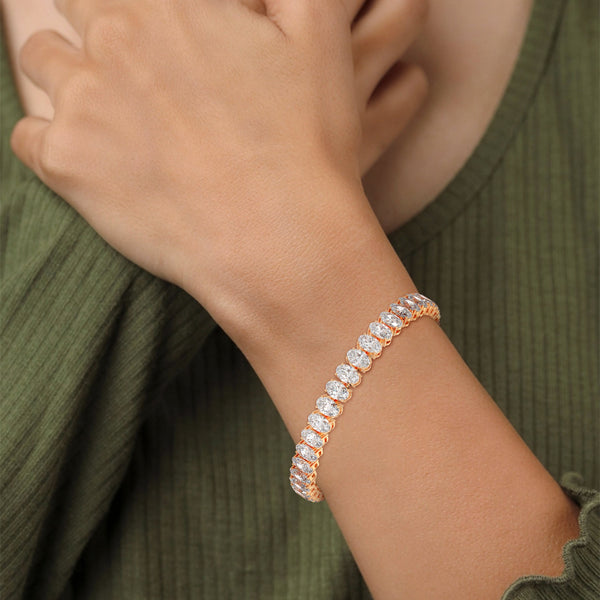 This graceful bangle bracelet features 36 round-shaped diamonds, totaling 0.76 carats, offering a subtle yet sophisticated touch of brilliance. Its 7-inch length ensures a comfortable and perfect fit.
